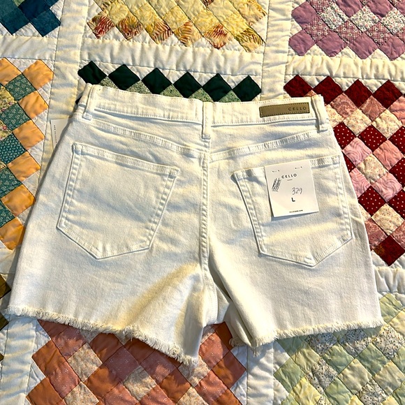 NEW Women's White Cello HighRise Mom Denim Frayed Hem Shorts Large - Picture 8 of 11